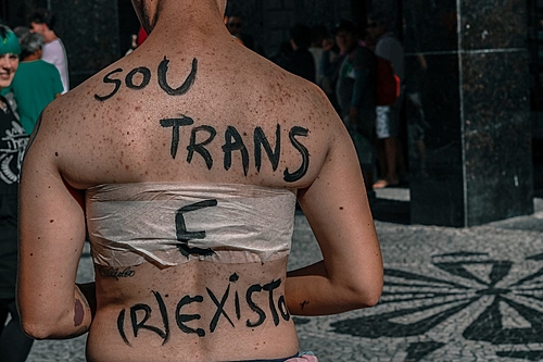 Paraná: governo dificulta acesso à saúde para população trans e travesti - Brasil de Fato